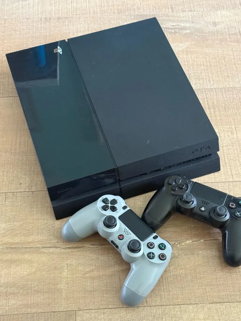 Selling PlayStation 4 + 2 joysticks + 19 original games 500gb